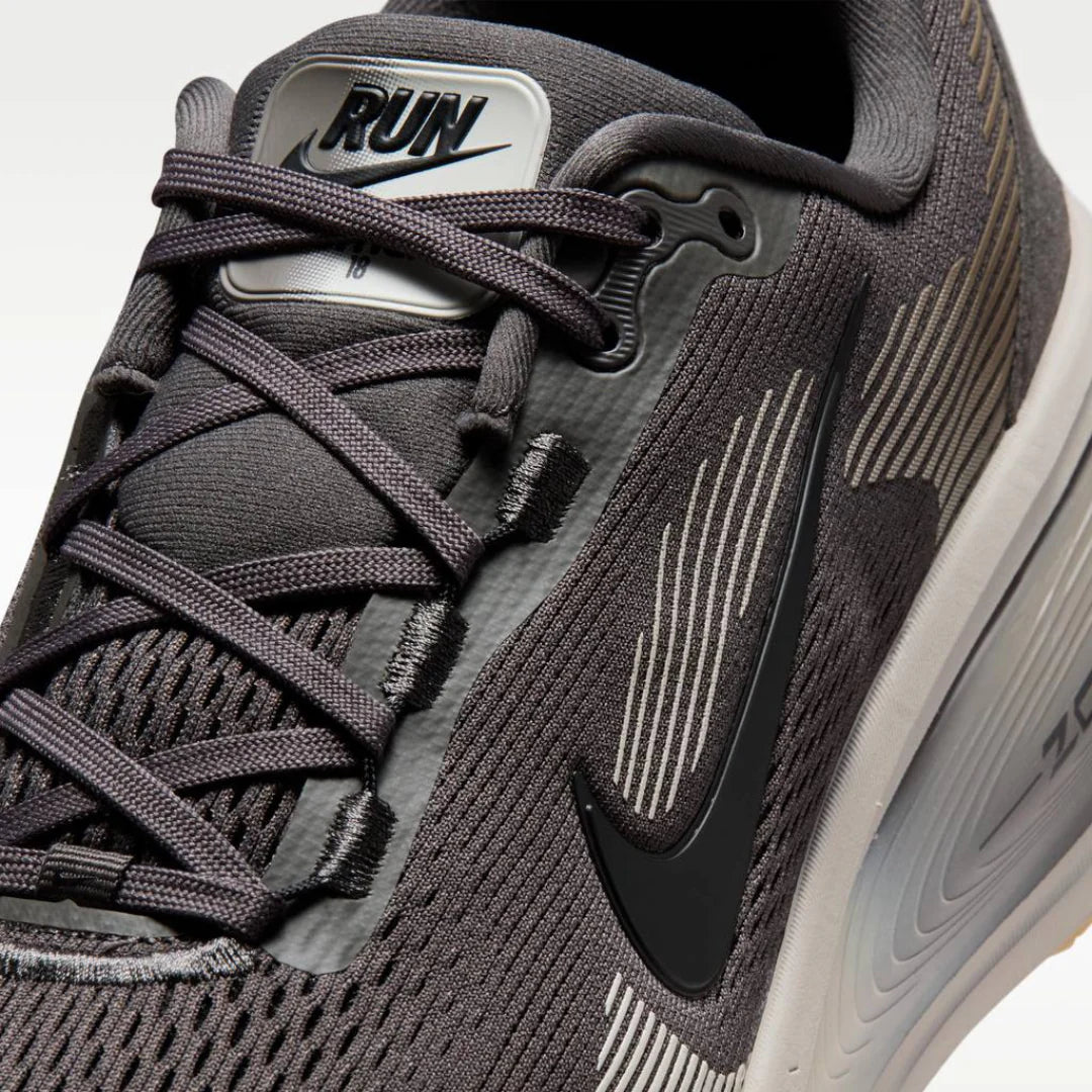 Nike Vomero 18 Cinza Escuro Bege