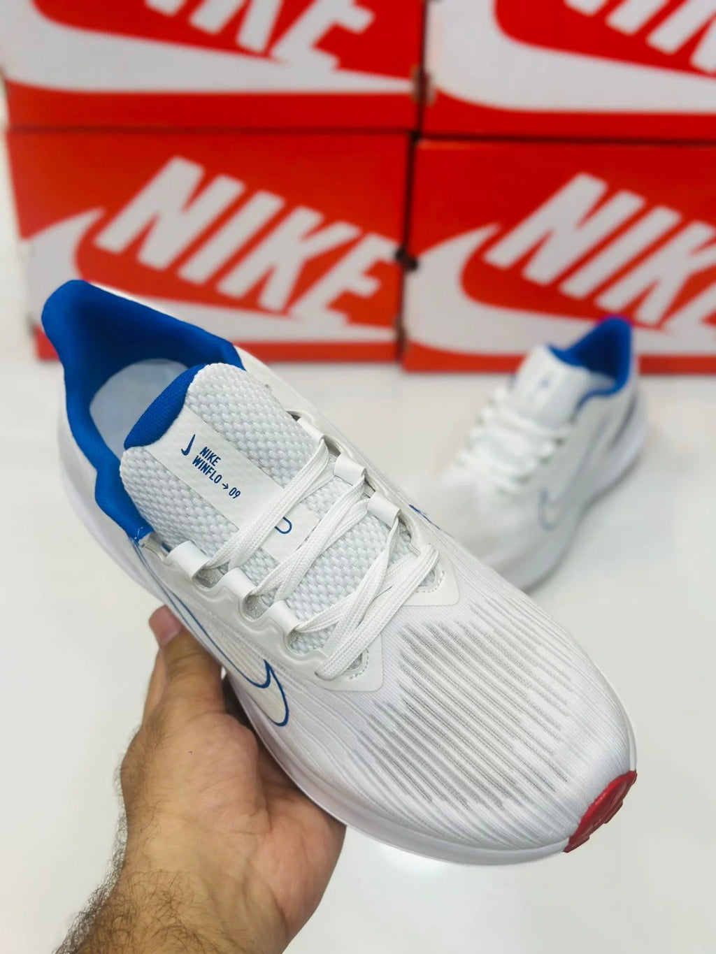 NIKE WINFLO 9 WHITE AND BLUE