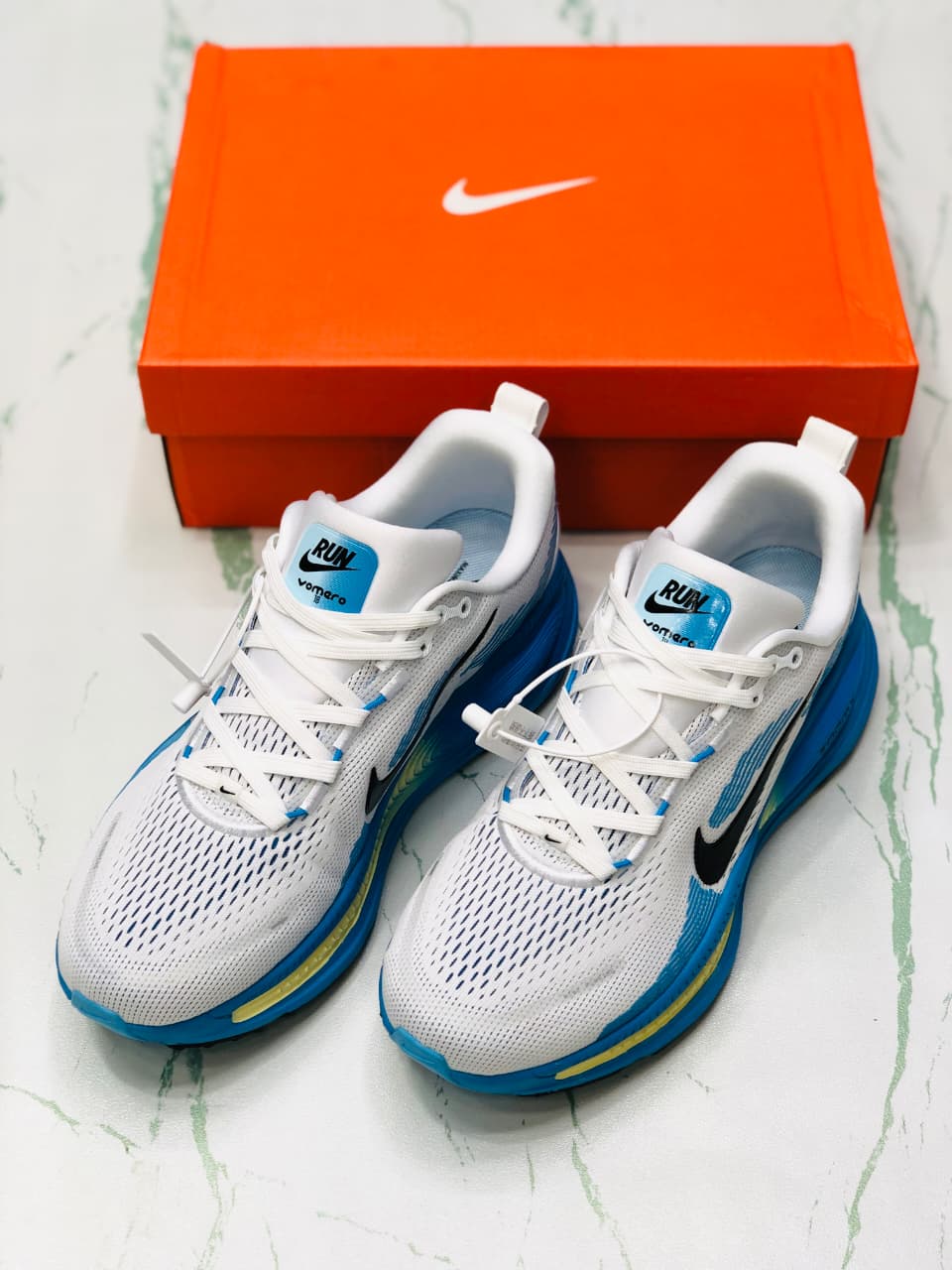 NIKE VERMO 18 WHITE AND BLUE